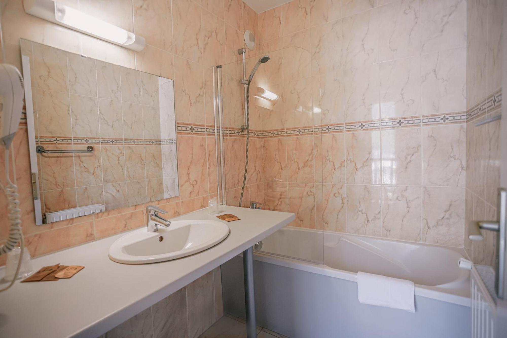 Hotel Le Montaigu Luz-Saint-Sauveur Kültér fotó